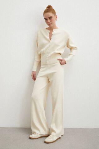 Kol ve Ön Düğme Detaylı Ribanalı İkili Triko Takım