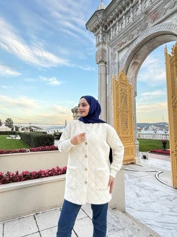 Altın Düğme Detaylı Baklava Desenli Yumoş Hırka